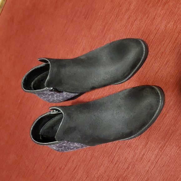 Prevail Shoes - Black and Animal Print size 6 Ankle Booties